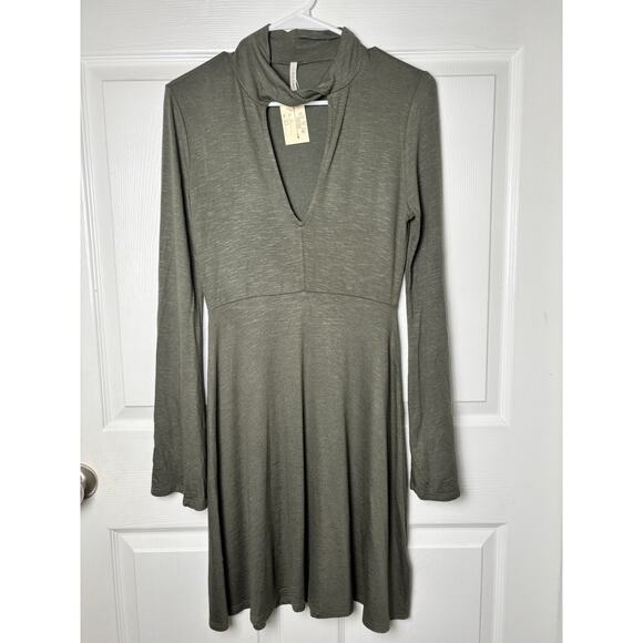 NWT Solemio Hunter Green Dress With Bell Sleeve Cuffs Size Large - Picture 1 of 5